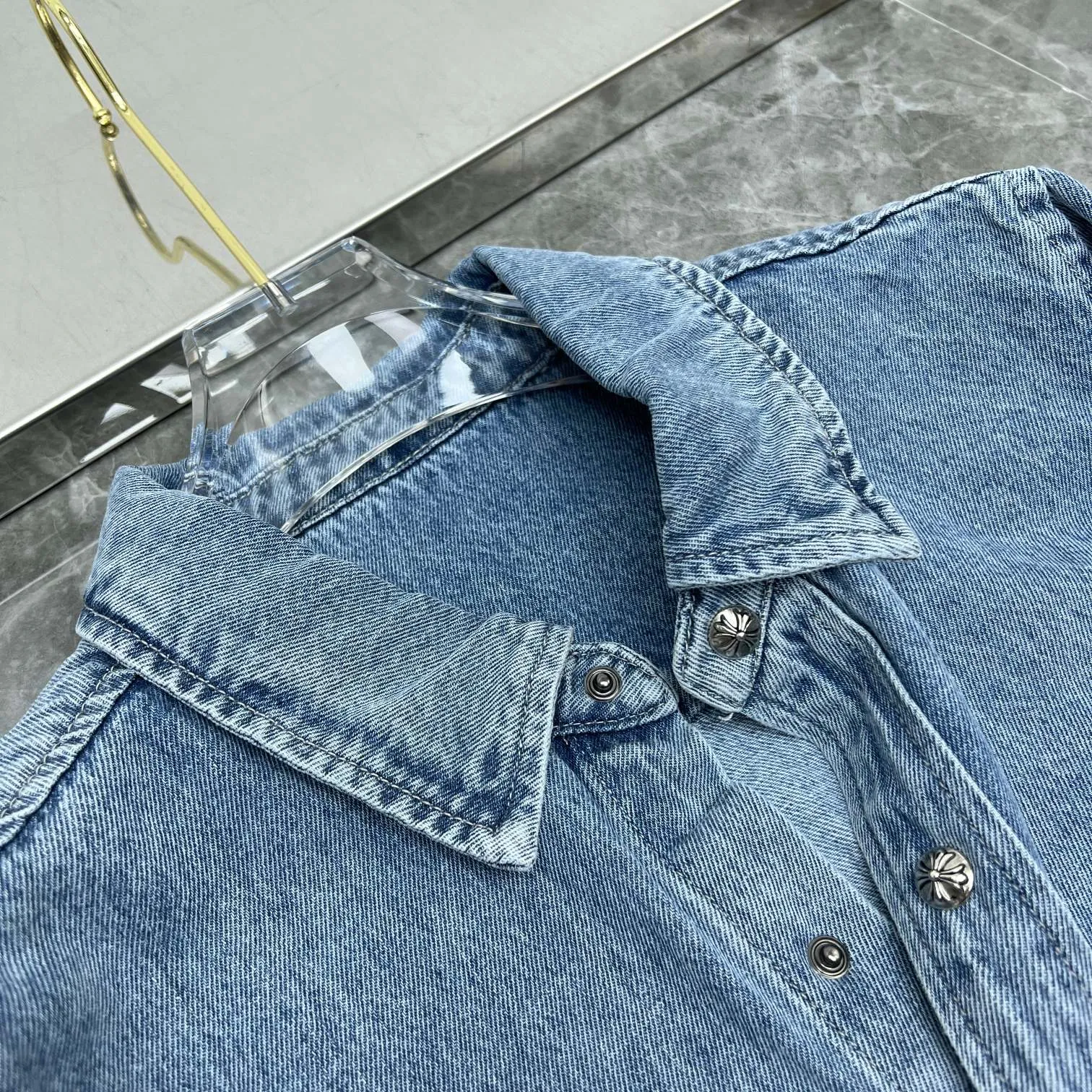 P256 Chrome Hearts🍁shirt series🍁1000-year-old classic patchwork embroidered leather denim, exclusive custom weaving and dyeing, 100% pure cotton high weight denim fabric, high-tech washing! Heavy enzyme stone rinse! Original hardware mold opening! ⭐Special version of the original version ⭐Patchwork leather craftsmanship Can be worn with denim in all seasons 🌈Recommended color: Custom washed denim blue 🌈Code number: S, M, L, XL